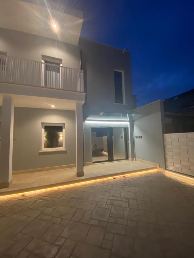 Grey House Guest House Luxury Latina Exterior photo